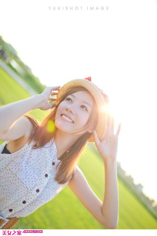长裙美女清新户外写真