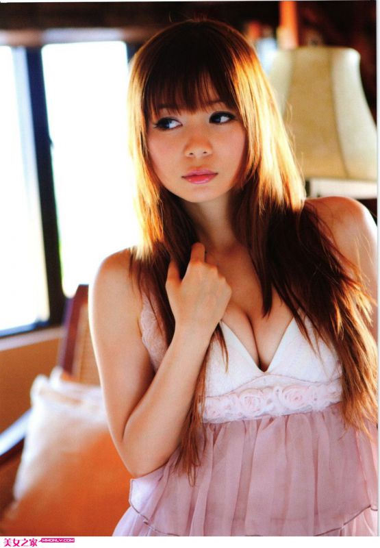 中川翔子妖娆裙装秀美臀