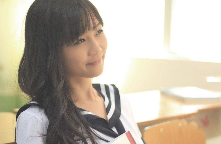 可爱校服萌妹子教室写真拍摄
