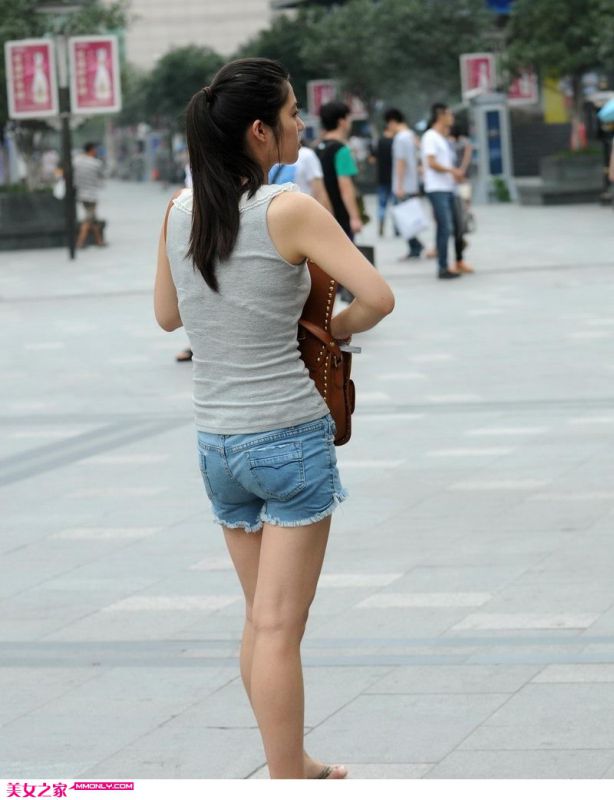 牛仔热裤美女街头写真