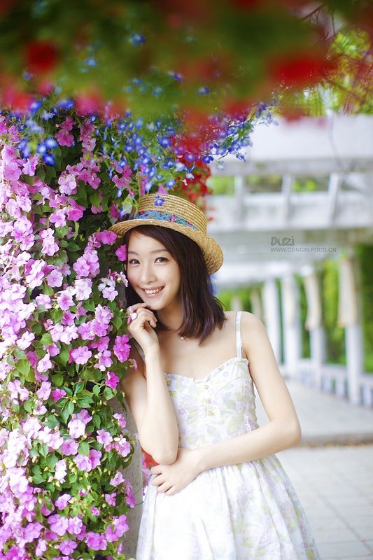 小清新萌妹子甜美笑容户外写真