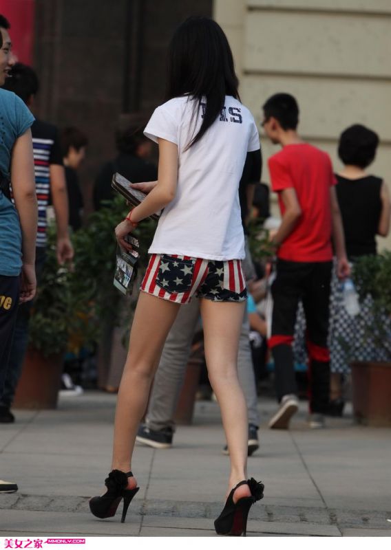 街拍时尚短裤美女高清写真