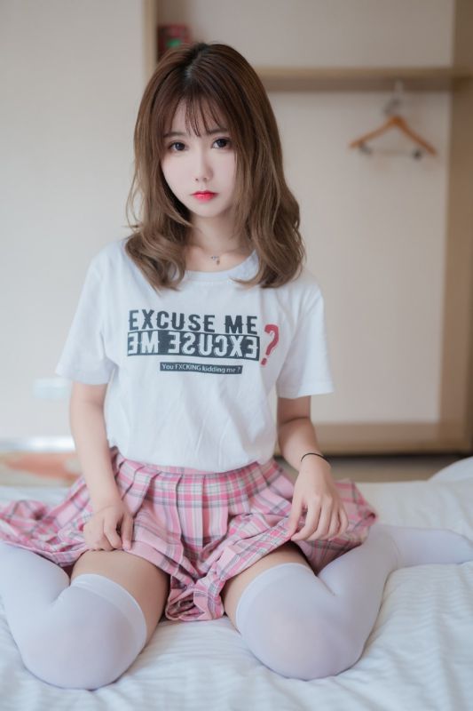 白丝袜美女丰满大腿性感诱人床上艳照好紧好爽图片