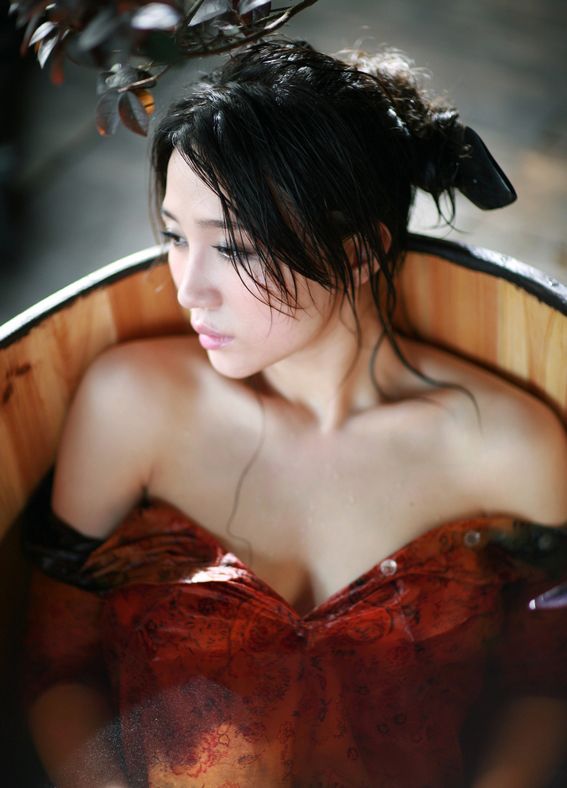 性感女神阿朵木桶浴写真