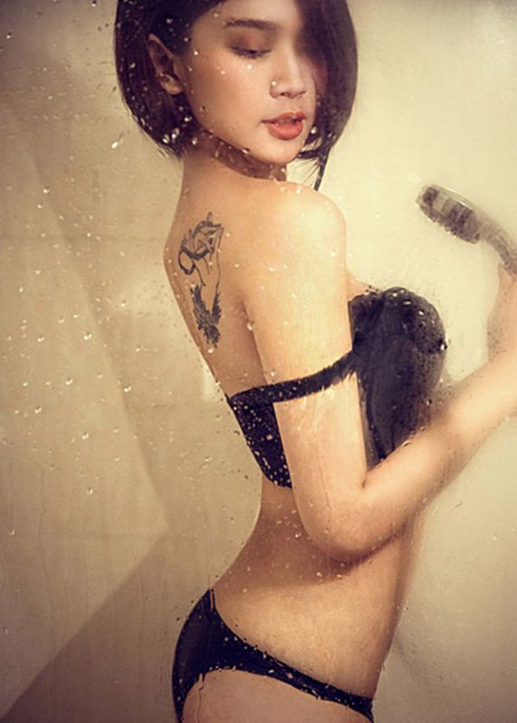极品美女演绎水中美臀爆乳诱惑