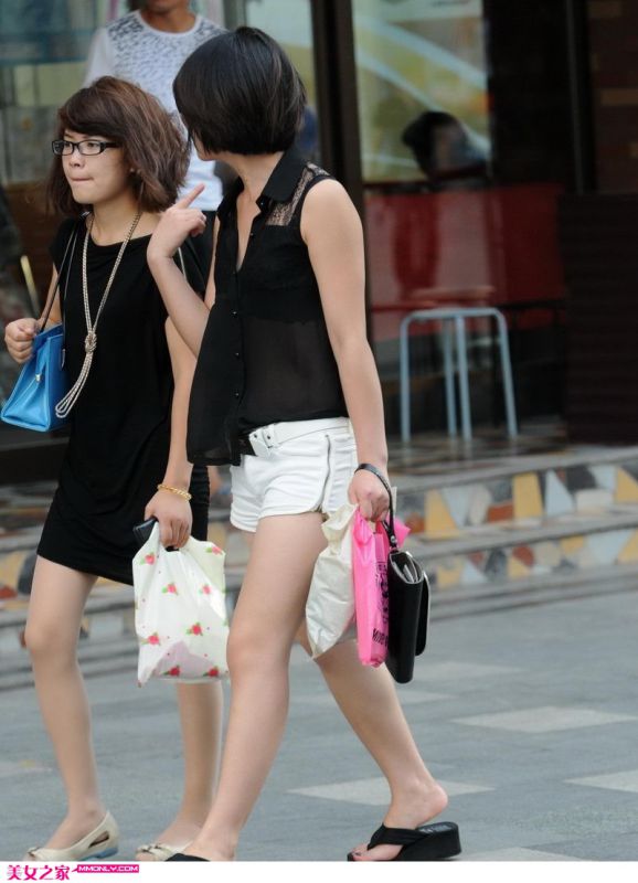 短裙美腿美女街头迷人写真