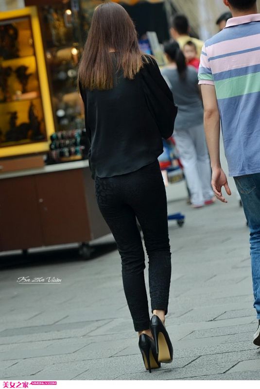 街拍高跟紧身裤美女高清写真