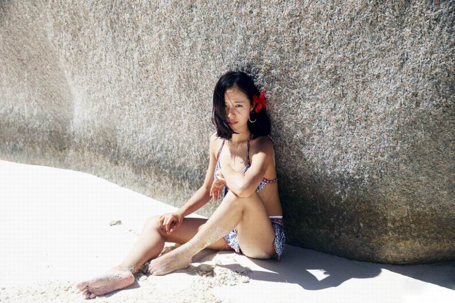 素颜美女江一燕海滩比基尼写真