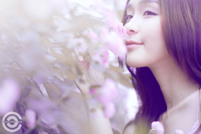 暖色系萌妹子吊带裙迷人写真
