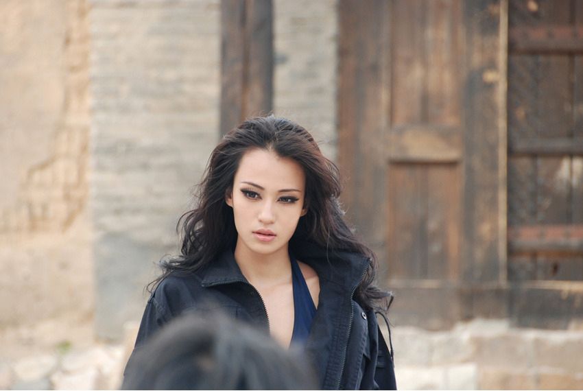 母其弥雅演绎性感特警尽显美臀诱惑
