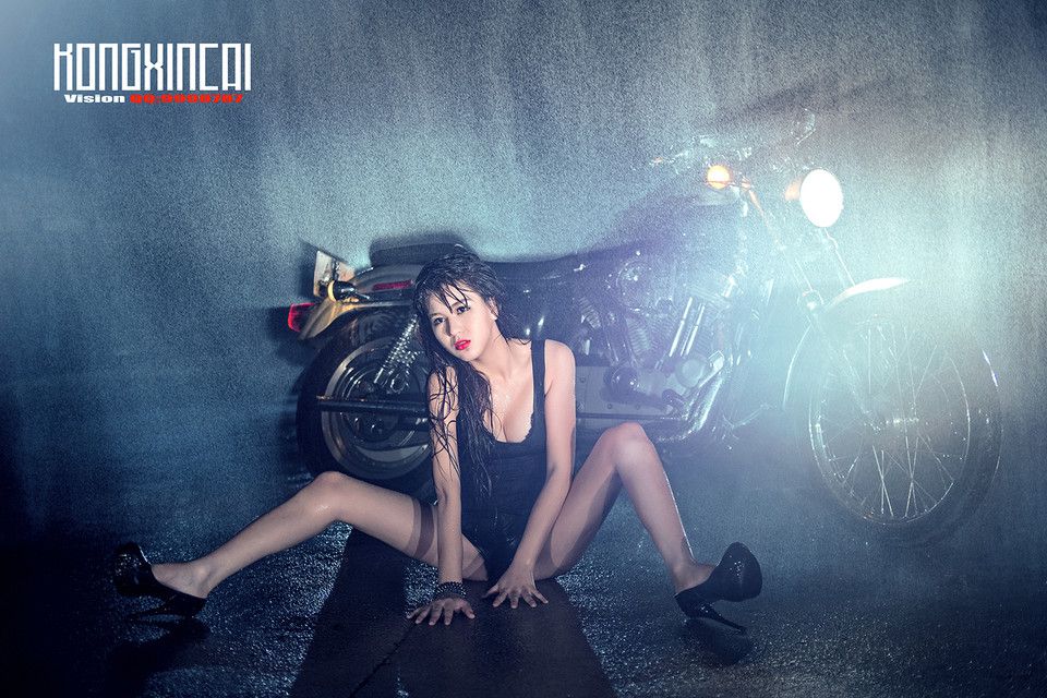 性感火辣美女湿身炫酷夜拍