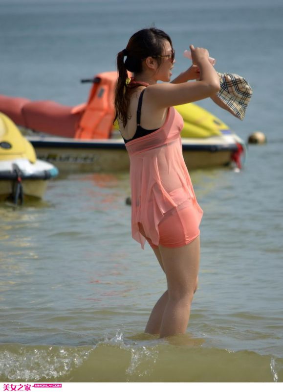 街拍夏日海边泳装美女高清写真