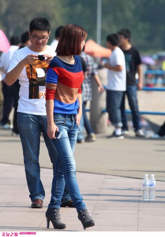 成熟美女紧身牛仔裤图片