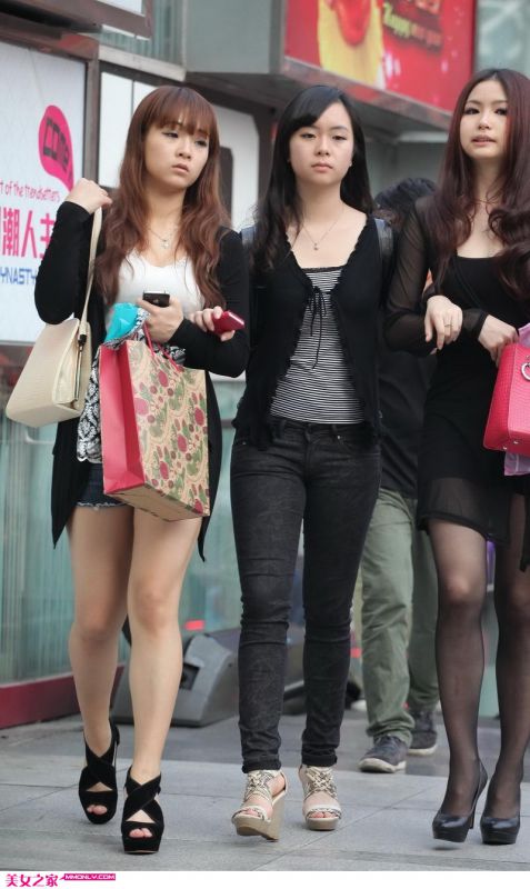 街拍可爱小美女逛街图片