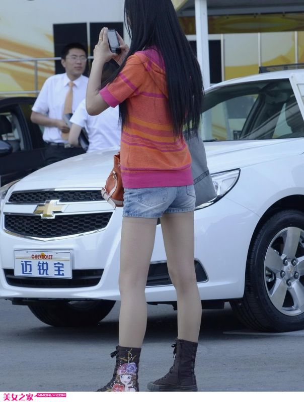 短裤美眉街头高清写真