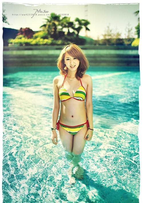 泳池里的比基尼萌妹子高清写真