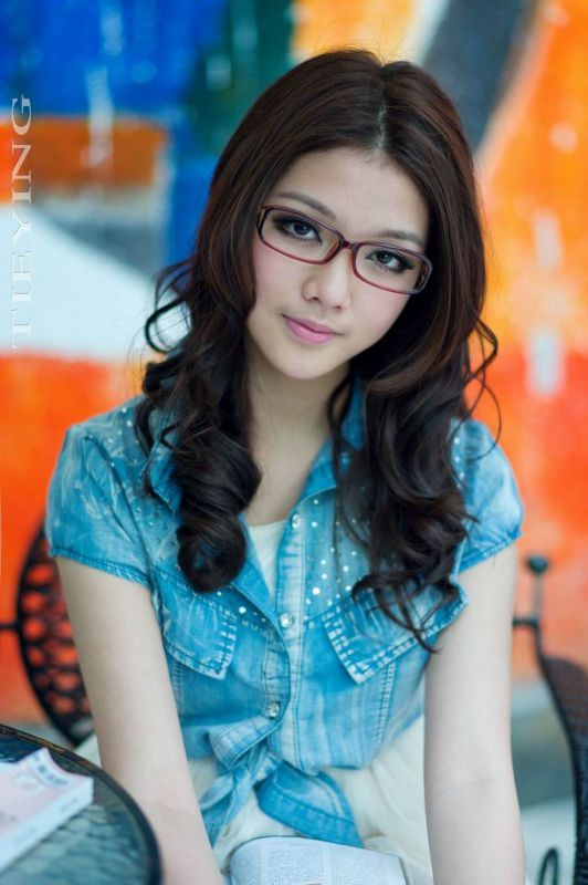 白纱裙萌妹子清新迷人写真