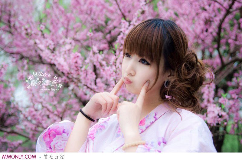 樱花下的萌妹子可爱迷人写真