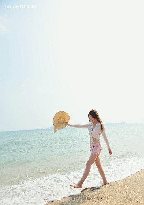 清新萌妹子阳光沙滩写真
