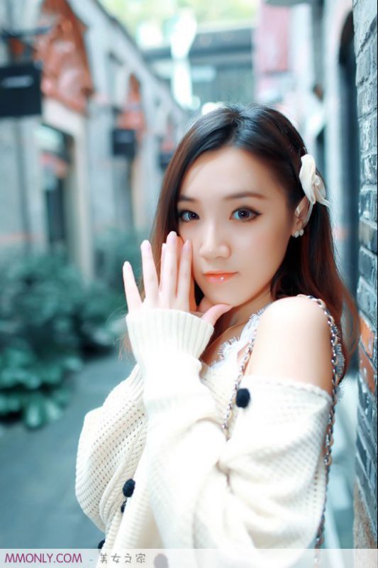 极品美女街拍老弄堂魅力成熟魅力