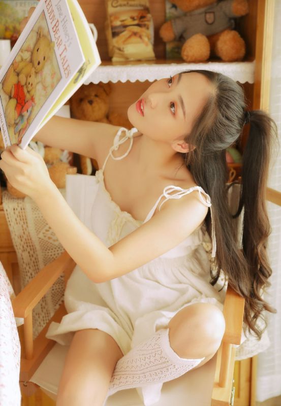 天然萌少女养眼白丝冰肌莹彻写真