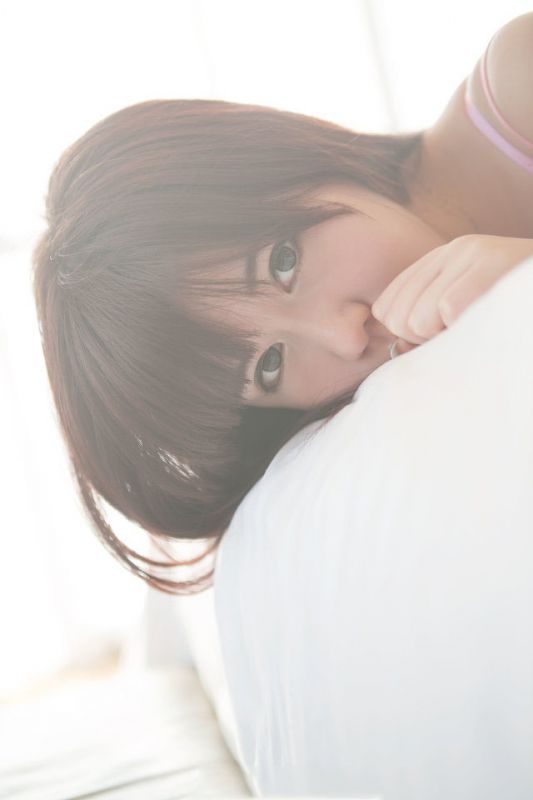 俏皮女孩清晨迷人甜美爆乳写真
