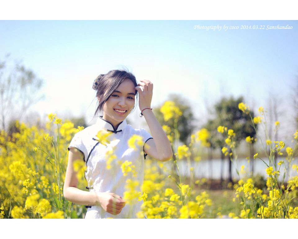 油菜花地里古典旗袍美女清纯写真图片