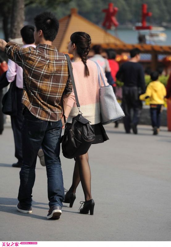 街拍性感可人黑丝MM