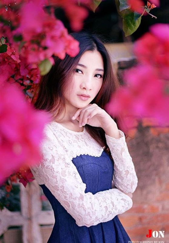 90后养眼萌妹子小清新户外写真