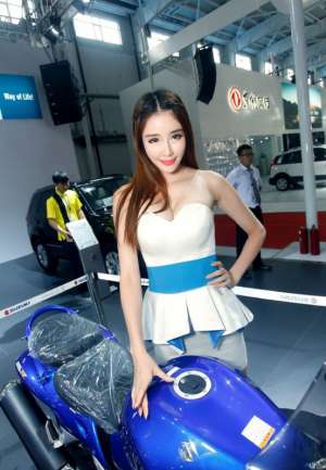 甜美美女车模俏皮可人写真