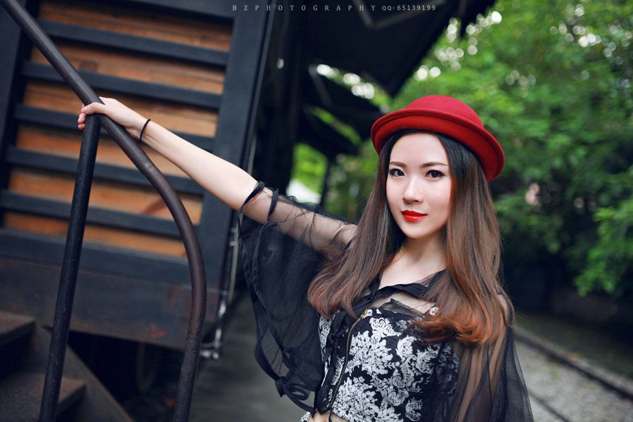 混血美女性感黑丝街拍照