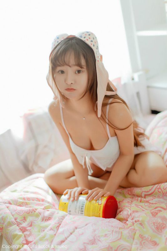 爱吃零食美少女私房睡衣迷人大胸