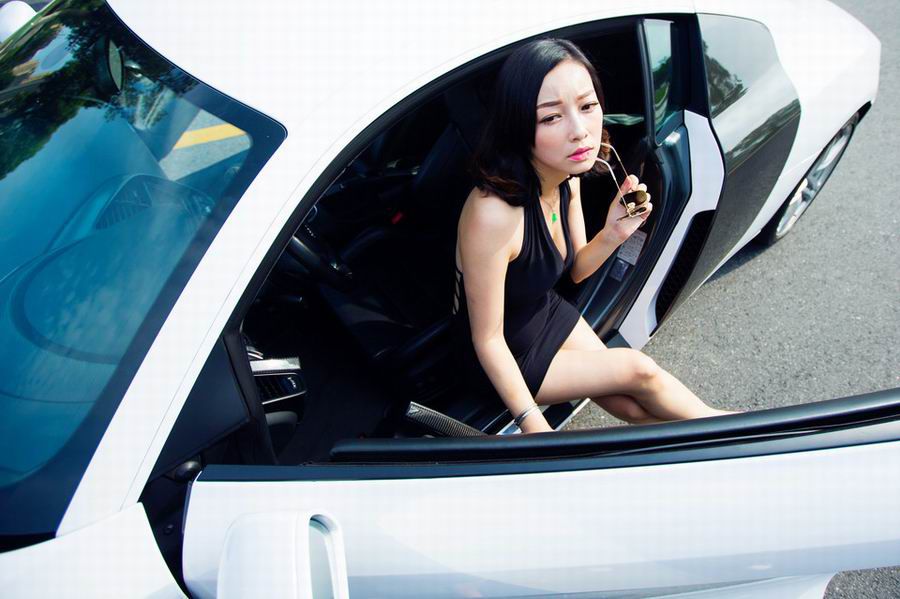 养眼性感车模户外高清写真