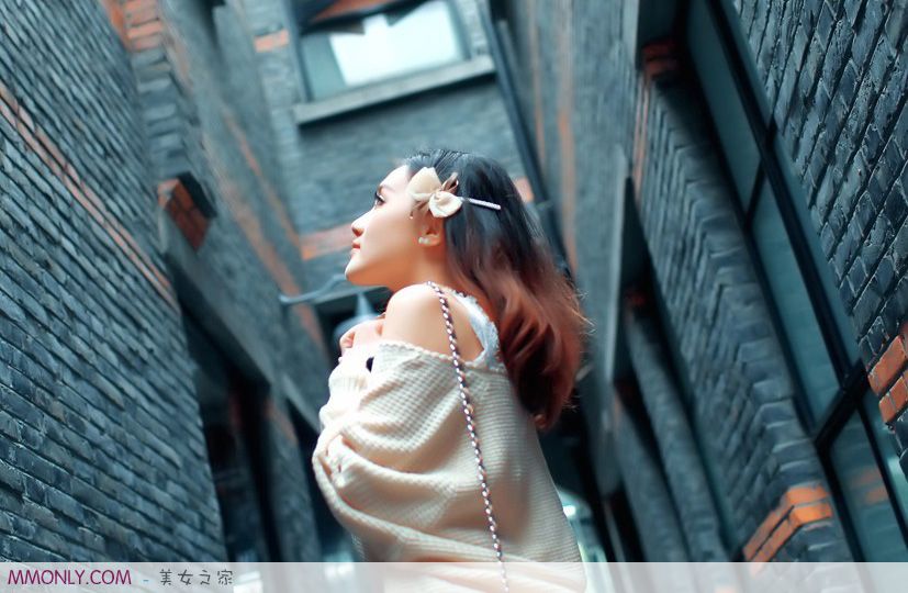 极品美女街拍老弄堂魅力成熟魅力