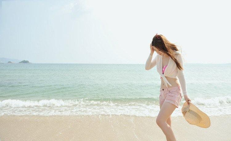 清新萌妹子阳光沙滩写真