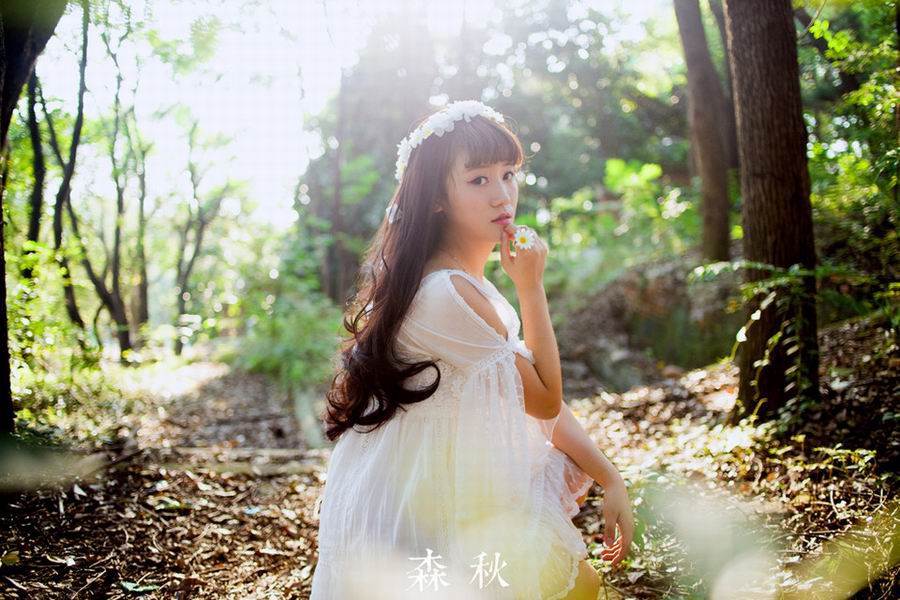 白裙美女唯美户外高清写真
