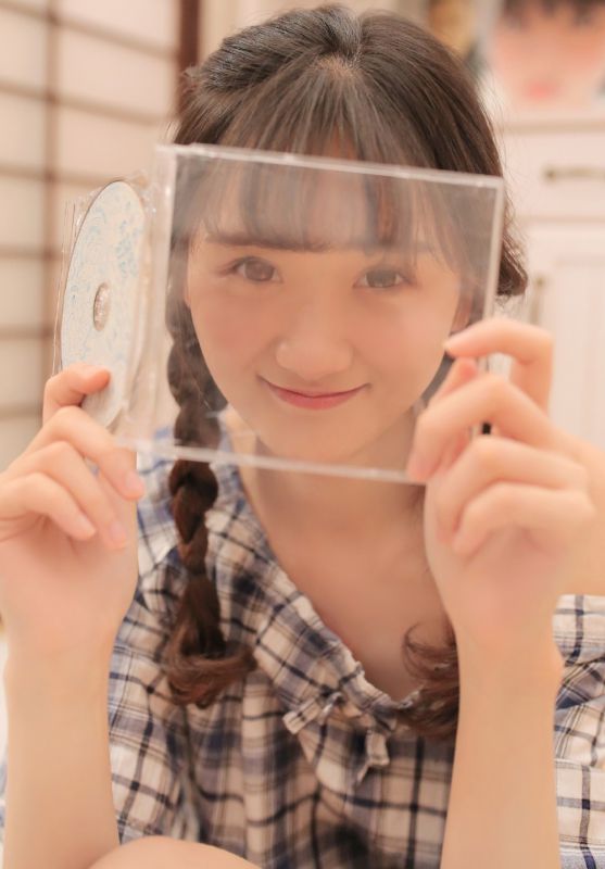 00后吊带衬衫萝莉少女私房丝袜美腿性感写真