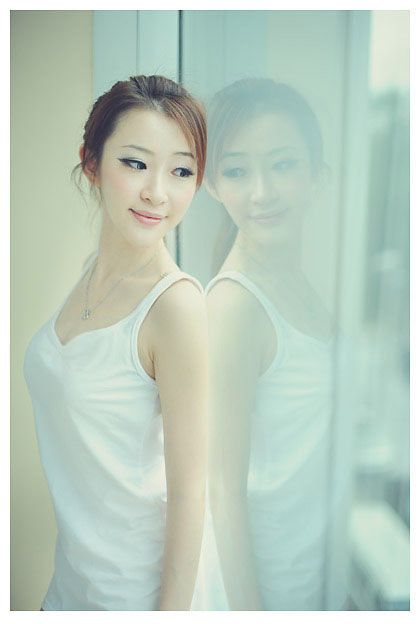 可爱萌妹子白色短裙私房照