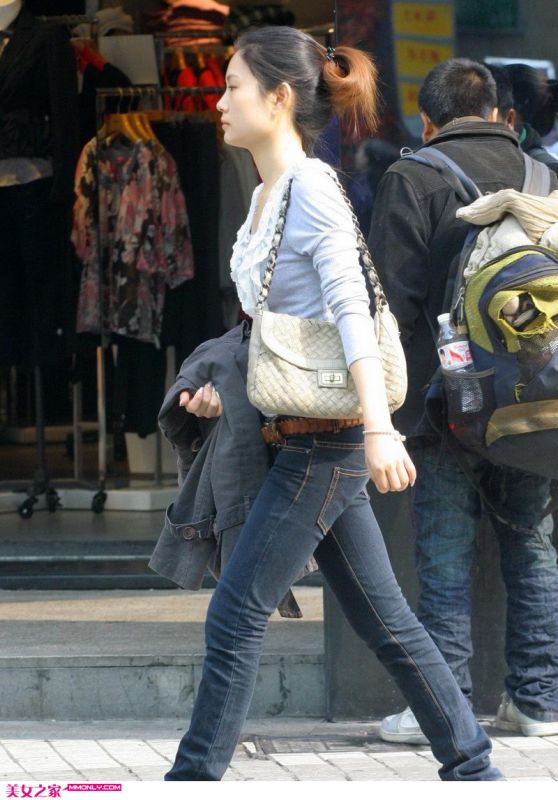 街拍修身牛仔裤美女逛街图片