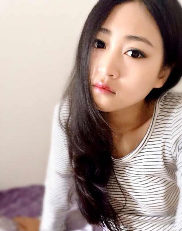 清纯萌妹子室内迷人自拍照