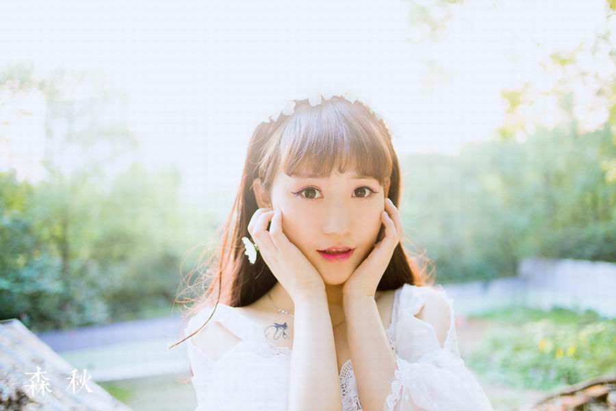 白裙美女唯美户外高清写真