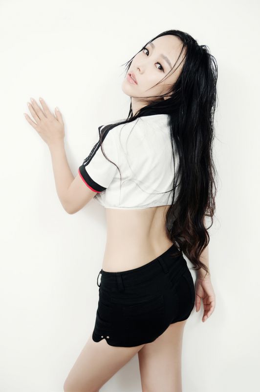 清纯美女韩一菲化身足球宝贝秀丰满大胸