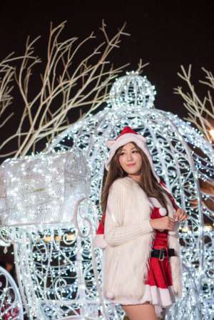 清纯圣诞美女夜色迷人写真照
