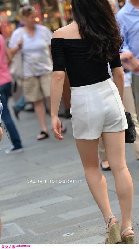 街拍性感露肩衣美女图片