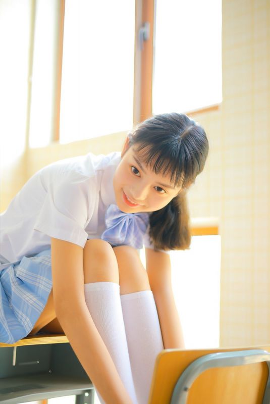 极品日本校园麻花辫美女素人教室白丝美腿诱惑写真