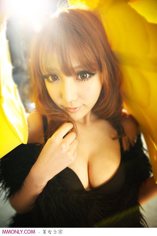 巨乳美女小M亮黄色系列自拍照