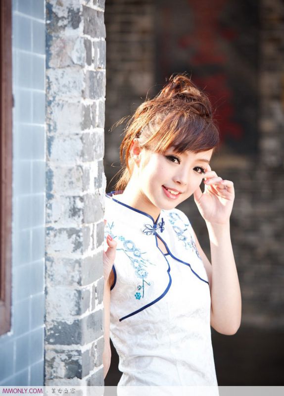 中国古典美女黄诗思户外唯美旗袍写真