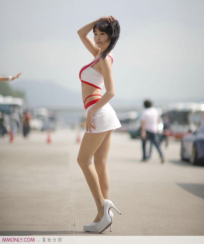 韩国车模徐有珍短裙诱人高清写真
