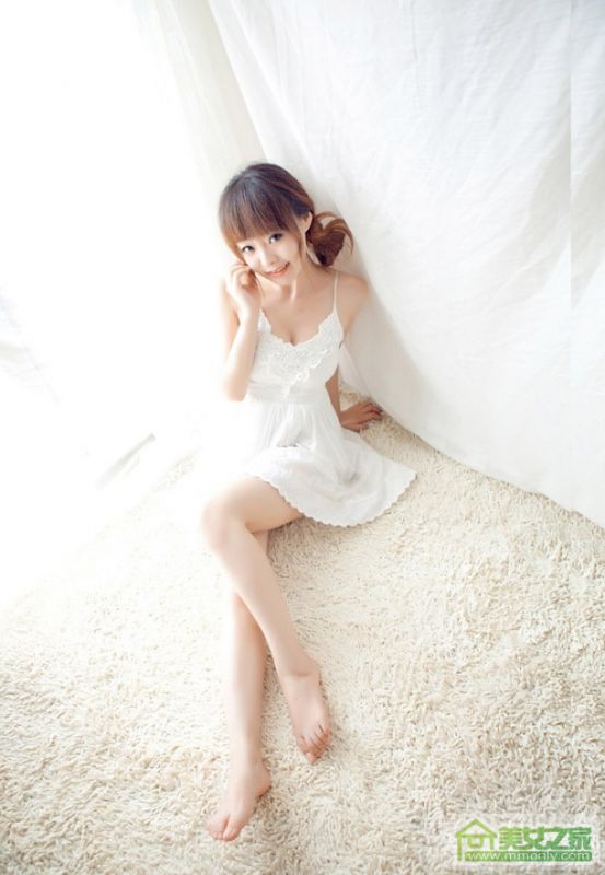 清纯小萝莉柳侑绮吊带睡衣爆乳写真
