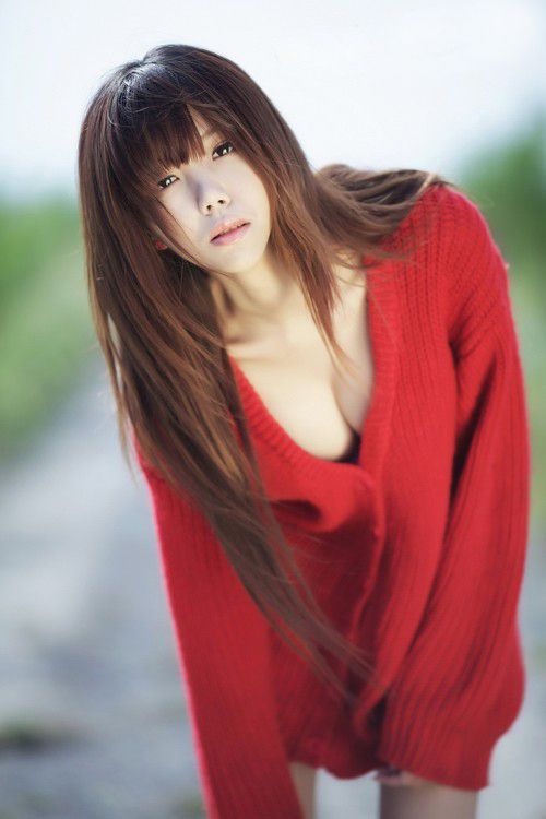 红衣萌妹子显露大胸野外写真